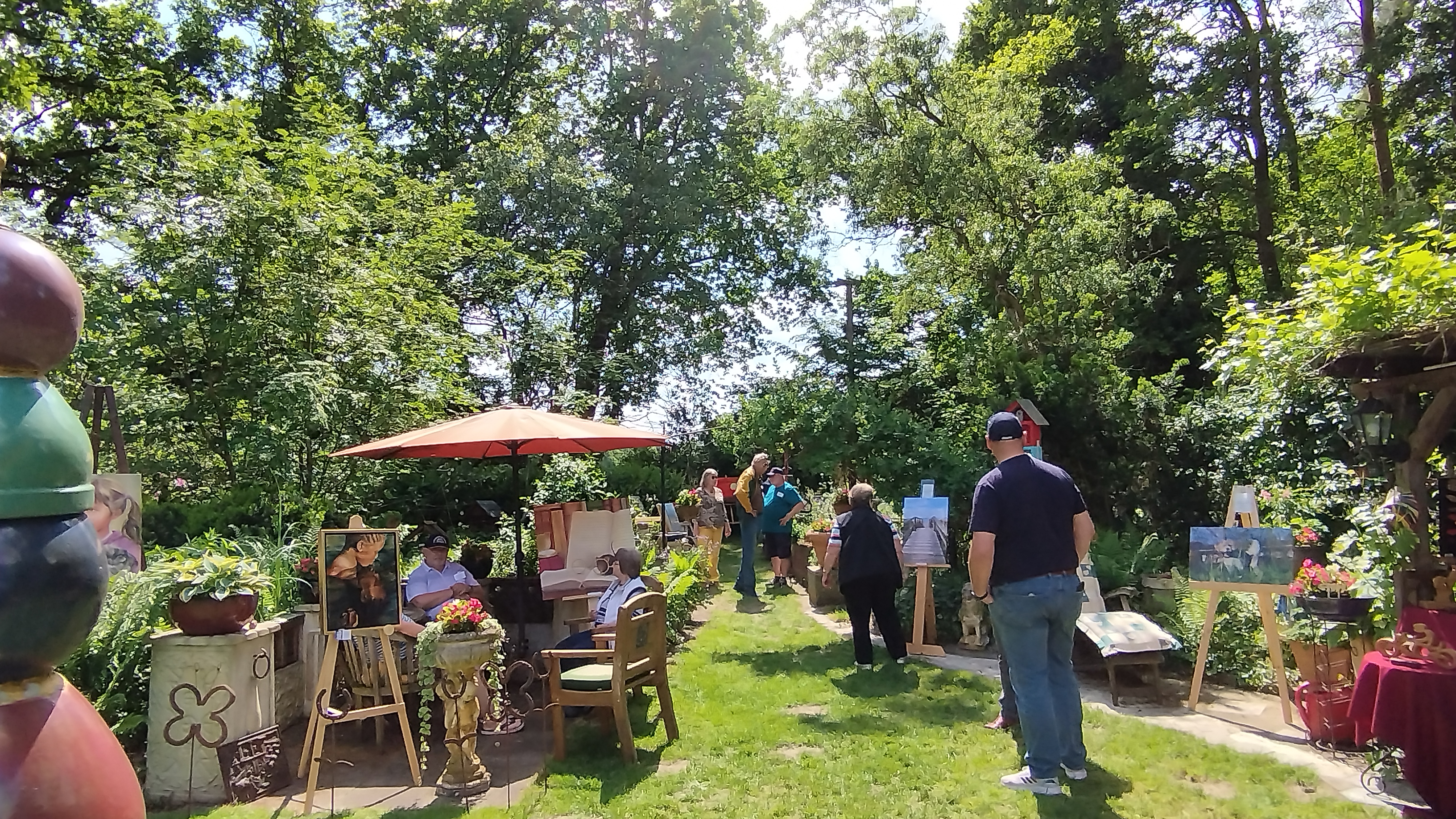 Holzsschrank, in dem auf einem Regalbrett drei alte weiße Keramikgefäße stehen, die hell angeleuchtet werden. Auf zwei Gefäßen steht Zimmt und Zucker, umrankt von abstrakten blauen Blumenranken